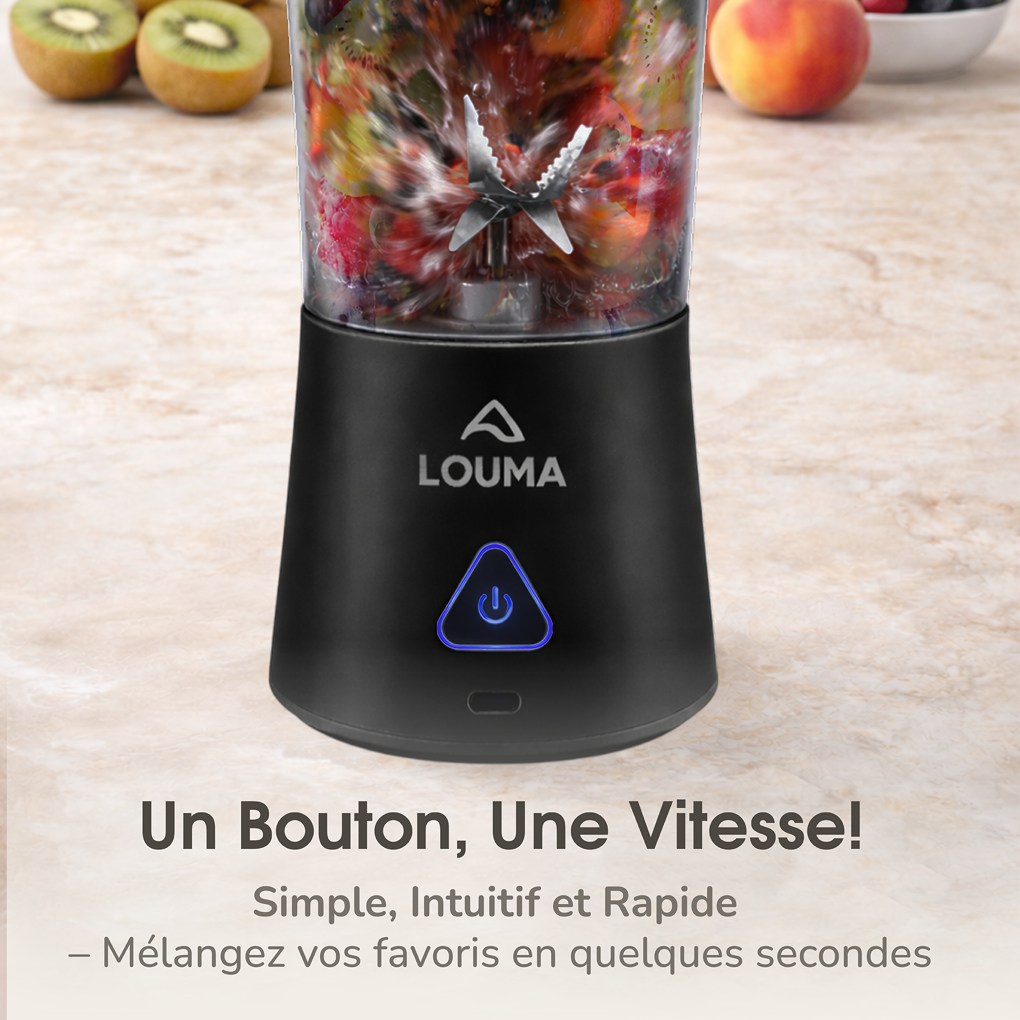 Gros plan sur le blender Louma en fonctionnement avec les fruits en train de mixer.
