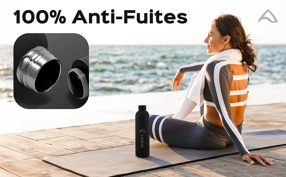 Gourde noire Louma posée près de la mer avec détail du bouchon anti-fuite.