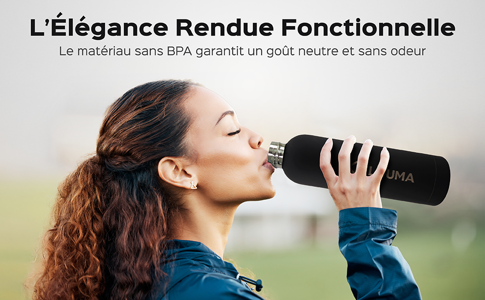 Femme buvant dans une gourde noire Louma en extérieur.